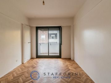 Departamento 4 ambientes, muy luminoso, balcón.