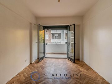 Departamento 4 ambientes, muy luminoso, balcón.