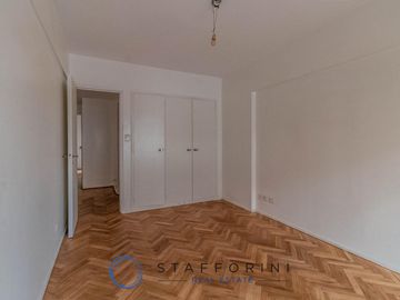 Departamento 4 ambientes, muy luminoso, balcón.