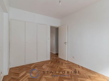 Departamento 4 ambientes, muy luminoso, balcón.