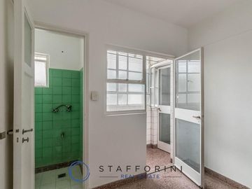 Departamento 4 ambientes, muy luminoso, balcón.