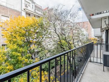 Departamento 4 ambientes, muy luminoso, balcón.