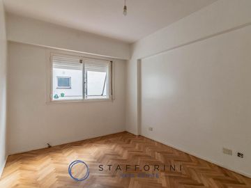 Departamento 4 ambientes, muy luminoso, balcón.