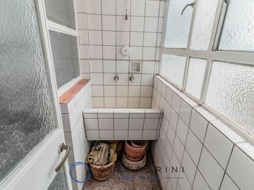 Departamento 4 ambientes, muy luminoso, balcón.