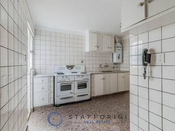 Departamento 4 ambientes, muy luminoso, balcón.