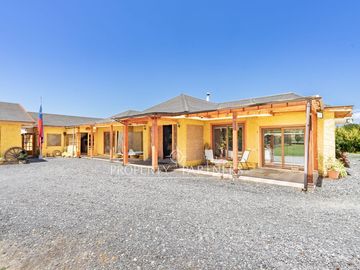 Isla de Maipo: Amplia Parcela con Dos Viviendas en Condominio