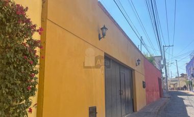 Casa con Alberca en Venta a dos cuadras del Jardín Principal de Tequisquiapan, 5 recámaras una en PB