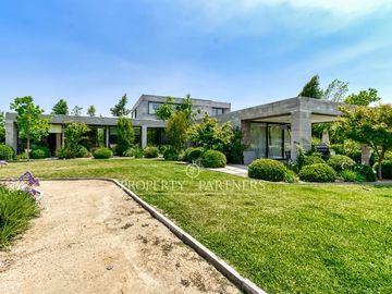 Moderna casa en condominio consolidado de Chicureo Centro