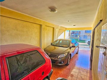 Casa en venta en San José - con departamento y energía solar