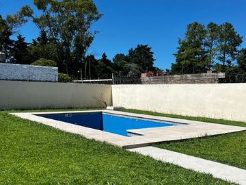 CHALET 6 AMBIENTES EN BARRIO SOL AZTECA LA REJA, RUTA 25