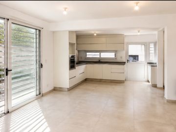 Casa en venta c/ cochera en San Nicolás