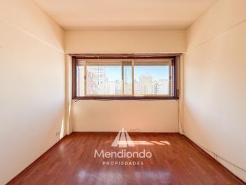 ALQ 24M - HERMOSO Depto 2 amb. Al frente con balcón y lavadero. Microcentro.