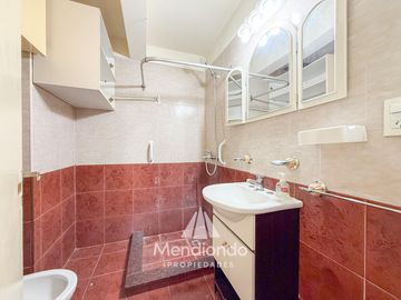 ALQ 24M - HERMOSO Depto 2 amb. Al frente con balcón y lavadero. Microcentro.