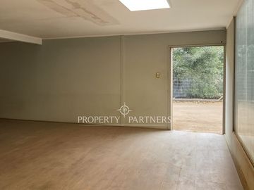 Local Comercial con Máxima Visibilidad y Gran Frente en Avenida Las Condes
