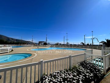 ¡Oferta extraordinaria! Impresionante departamento en primera línea con vistas panorámicas al mar