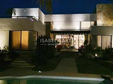 CASA EN VENTA EN JURIQUILLA D509