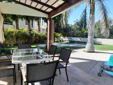 CASA EN VENTA EN JURIQUILLA D509
