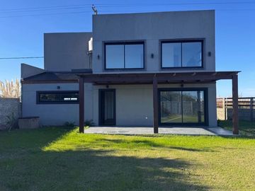 Venta Casa 3 ambientes a estrenar en Parque Lago, Mar del Cobo