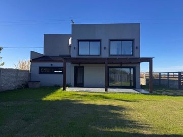 Venta Casa 3 ambientes a estrenar en Parque Lago, Mar del Cobo