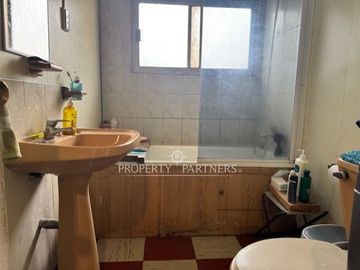 Casa en venta a pasos del Cerro de Cruz, incluye 3 departamentos para arriendo, Punta Arenas.