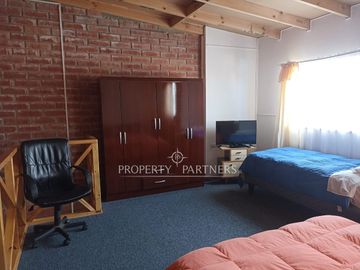 Casa en venta a pasos del Cerro de Cruz, incluye 3 departamentos para arriendo, Punta Arenas.