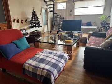 Casa en venta a pasos del Cerro de Cruz, incluye 3 departamentos para arriendo, Punta Arenas.