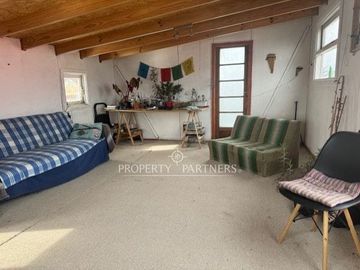 Casa en venta a pasos del Cerro de Cruz, incluye 3 departamentos para arriendo, Punta Arenas.