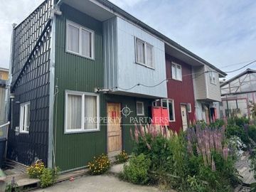 Casa en venta a pasos del Cerro de Cruz, incluye 3 departamentos para arriendo, Punta Arenas.