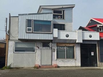 Casa en venta a pasos del Cerro de Cruz, incluye 3 departamentos para arriendo, Punta Arenas.