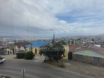 Casa en venta a pasos del Cerro de Cruz, incluye 3 departamentos para arriendo, Punta Arenas.