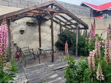 Casa en venta a pasos del Cerro de Cruz, incluye 3 departamentos para arriendo, Punta Arenas.