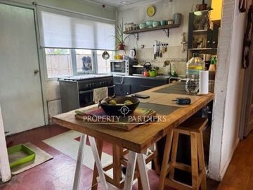 Casa en venta a pasos del Cerro de Cruz, incluye 3 departamentos para arriendo, Punta Arenas.
