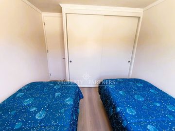 Ubicación y comodidad: Departamento amoblado a 30 m de la playa | Condominio moderno en Papudo