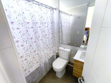 Ubicación y comodidad: Departamento amoblado a 30 m de la playa | Condominio moderno en Papudo