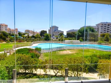 Ubicación y comodidad: Departamento amoblado a 30 m de la playa | Condominio moderno en Papudo