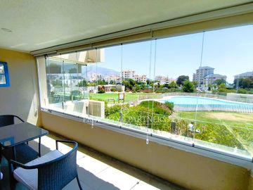 Ubicación y comodidad: Departamento amoblado a 30 m de la playa | Condominio moderno en Papudo