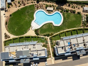 Ubicación y comodidad: Departamento amoblado a 30 m de la playa | Condominio moderno en Papudo