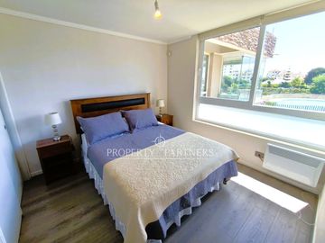 Ubicación y comodidad: Departamento amoblado a 30 m de la playa | Condominio moderno en Papudo