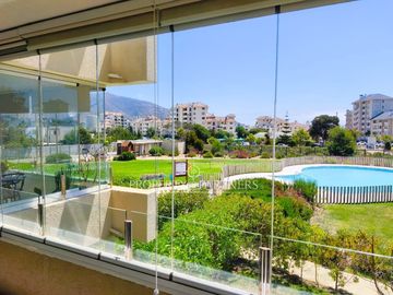 Ubicación y comodidad: Departamento amoblado a 30 m de la playa | Condominio moderno en Papudo
