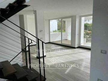 Moderno departamento de 3 pisos en Marbella