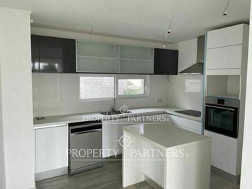 Moderno departamento de 3 pisos en Marbella
