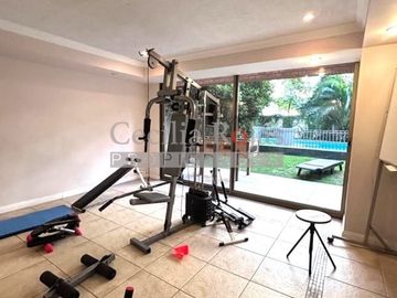 Se vende cómodo departamento en Avda Las Condes 12725 con oficina en 1er piso