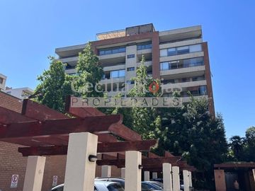 Se vende cómodo departamento en Avda Las Condes 12725 con oficina en 1er piso