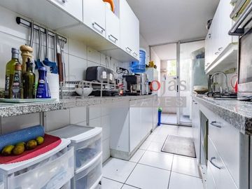 Se vende cómodo departamento en Avda Las Condes 12725 con oficina en 1er piso