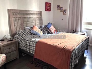 Se vende cómodo departamento en Avda Las Condes 12725 con oficina en 1er piso