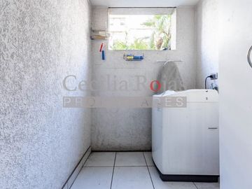 Se vende cómodo departamento en Avda Las Condes 12725 con oficina en 1er piso