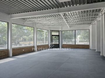 Local Comercial de Gran Presencia en Avenida Las Condes