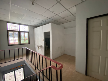 2-story commercial building, good location, near Rat Bamrung Road, Soi 11, convenient travel, near important places.
