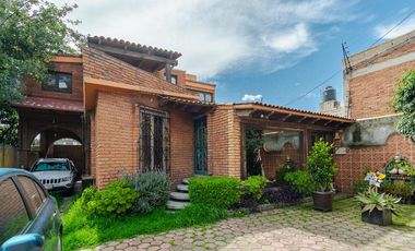 Amplia Casa en Medios Niveles con 260 m² Construidos y Recámara Principal con Terraza