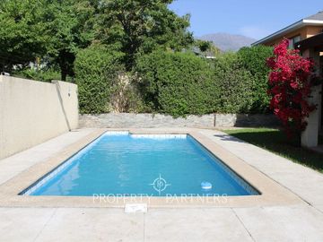 Amplia Casa en venta dentro de Condominio, Peñalolén